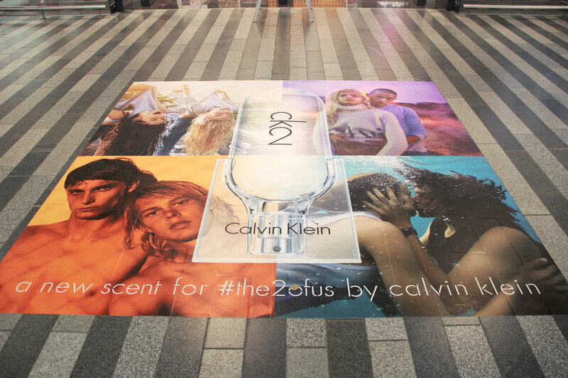 Podlahová grafika na nádražích