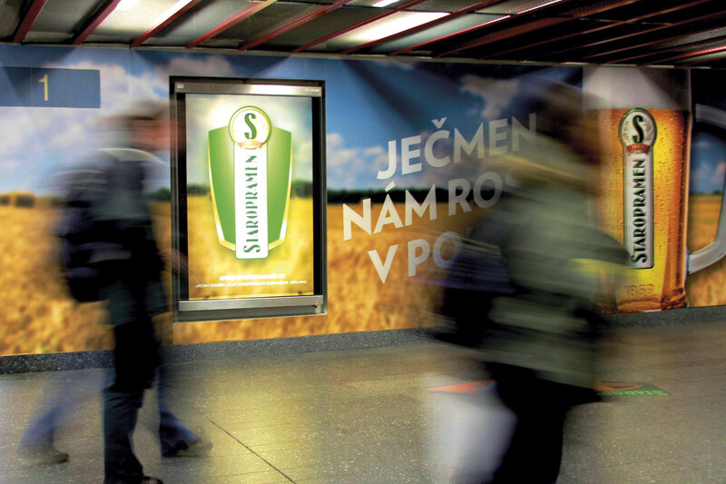 Polepy podchodů na nádražích