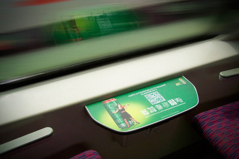 Polep stolků + letáky ve vlacích